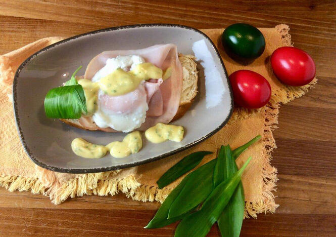 Tupperware Egg Benedict auf Brioche an Bärlauch-Hollandaise 