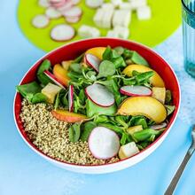 Fruchtiger Salat mit Quinoa, Tofu, Pfirsichen, Heidelbeeren und Balsamico Dressing